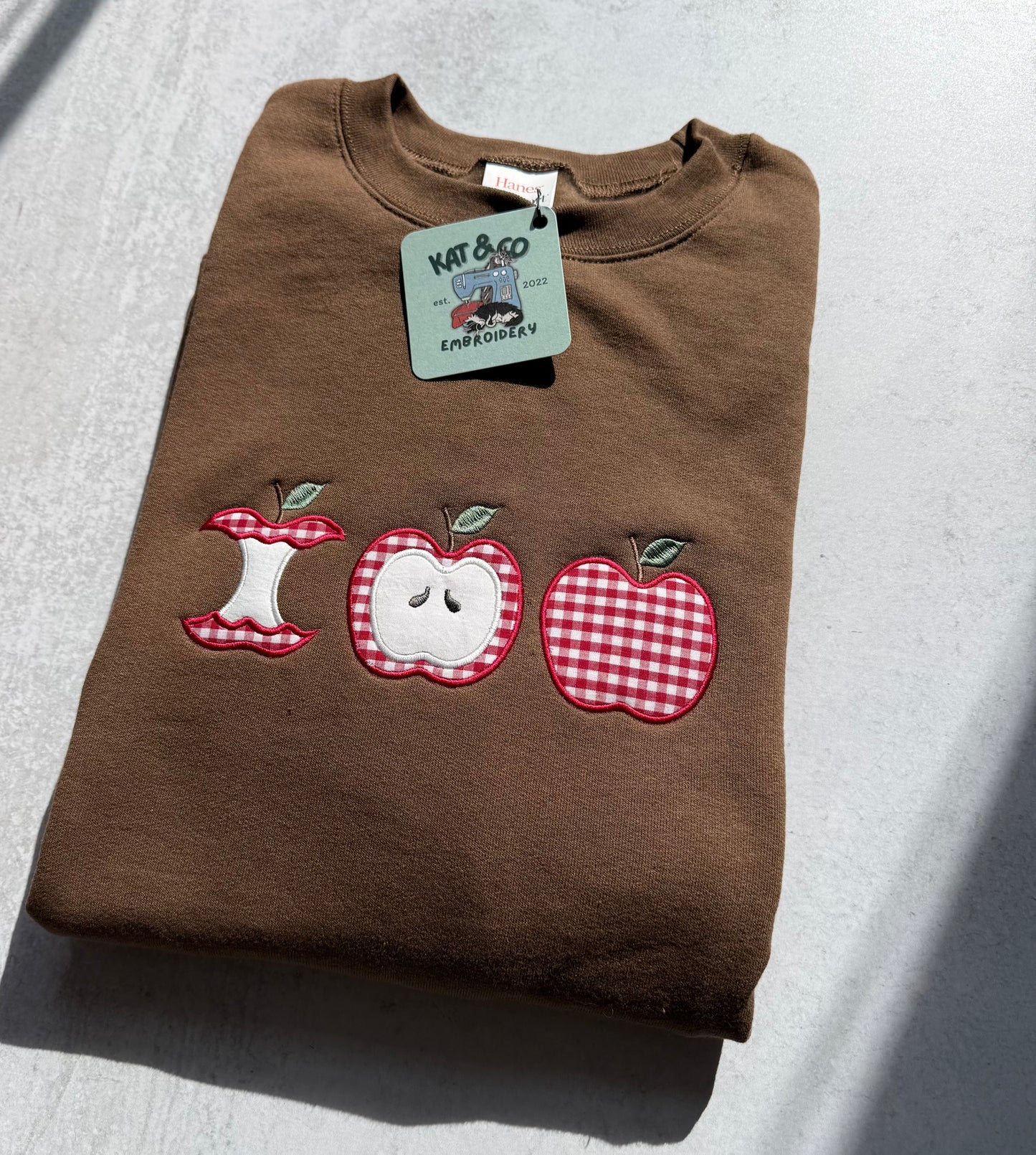 Apple Gingham Sweatshirt – Fall Apple Appliqué Crewneck, Apple Picking Sweatshirt, Cute Autumn Shirt, Country Fall Outfit